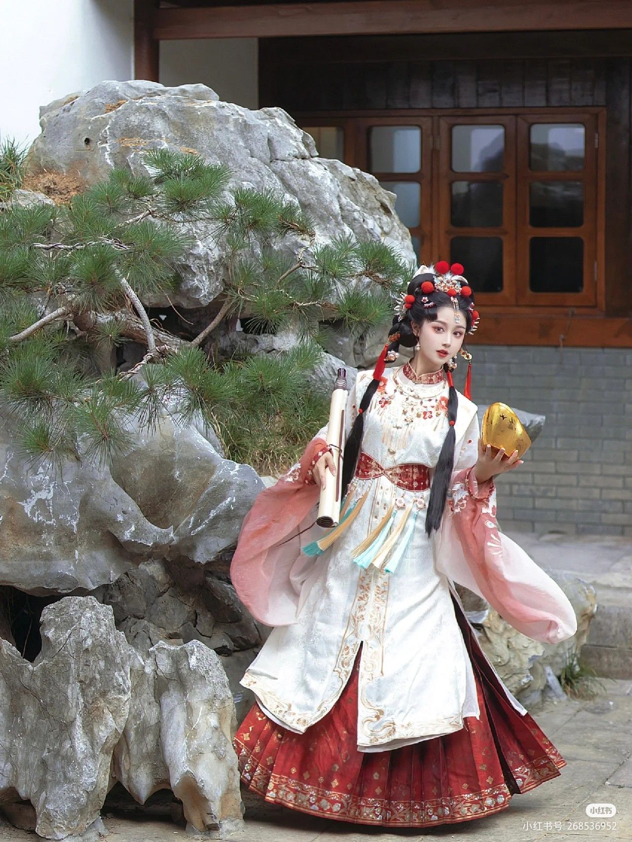 Presenting Li Bais Artistic Qipao:The Merging of Tradition and Modernity in Chinese Culture Presenting Li Bais Artistic Qipao:The Merging of Tradition and Modernity in Chinese Culture