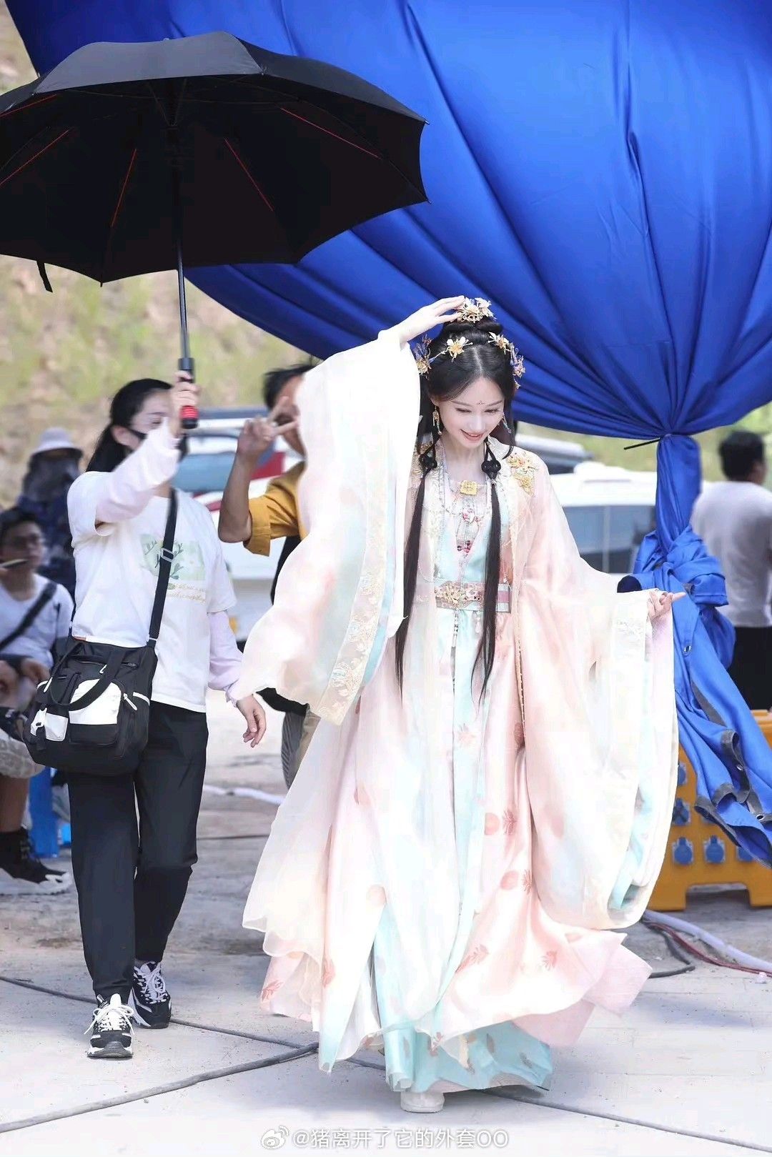 The Journey of a Sixth-Grade Student into the World of Hanfu Han Chinese Traditional Clothing) The Journey of a Sixth-Grade Student into the World of Hanfu Han Chinese Traditional Clothing)