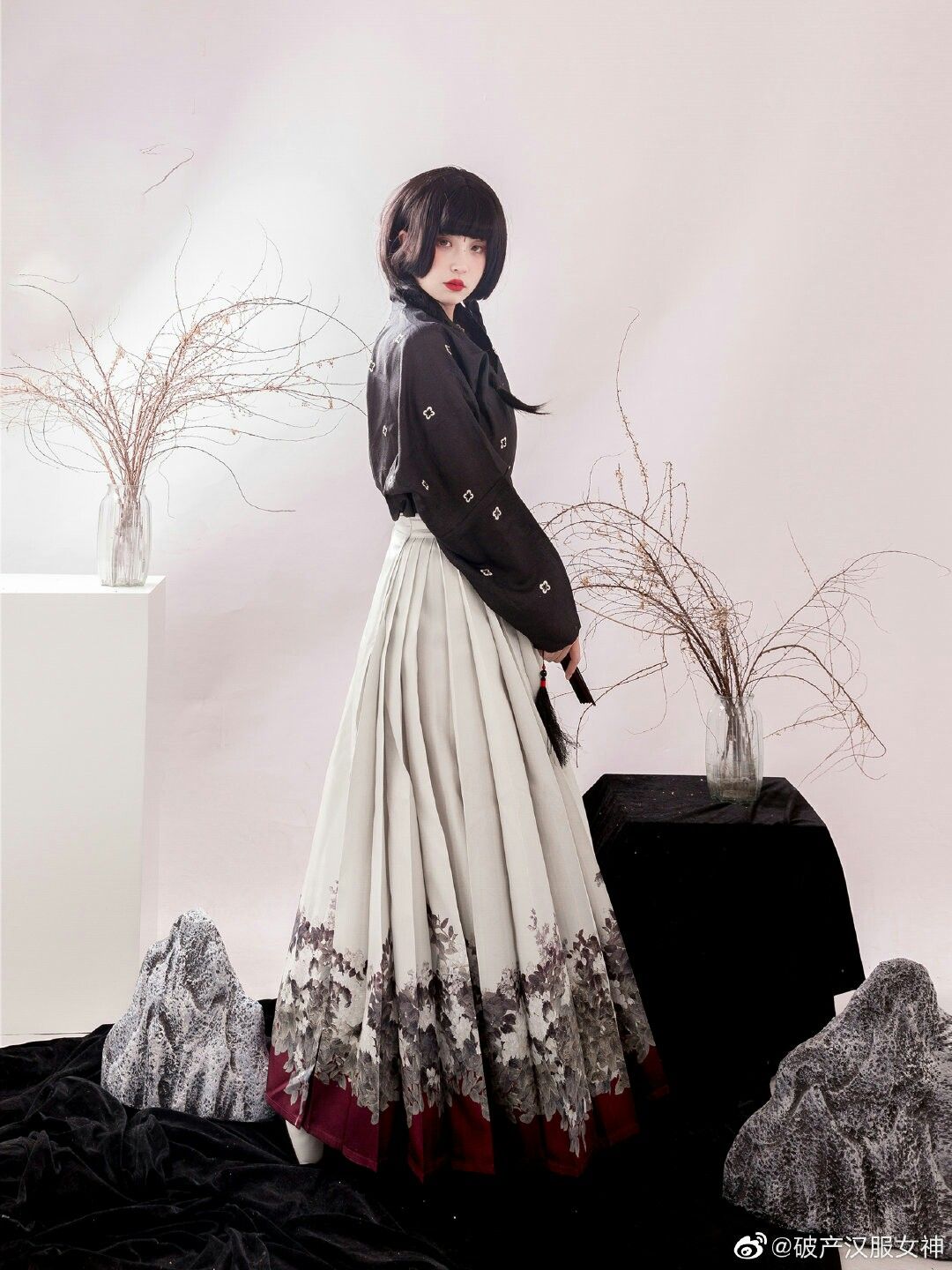 The Splendor of Hanfu:Princess Yao Yao and the Enchanting Angela The Splendor of Hanfu:Princess Yao Yao and the Enchanting Angela