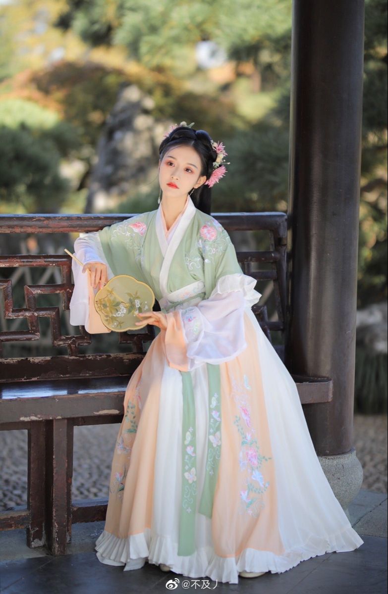 The Charm of Medium-Long Cheongsam:A Traditional Elegance The Charm of Medium-Long Cheongsam:A Traditional Elegance