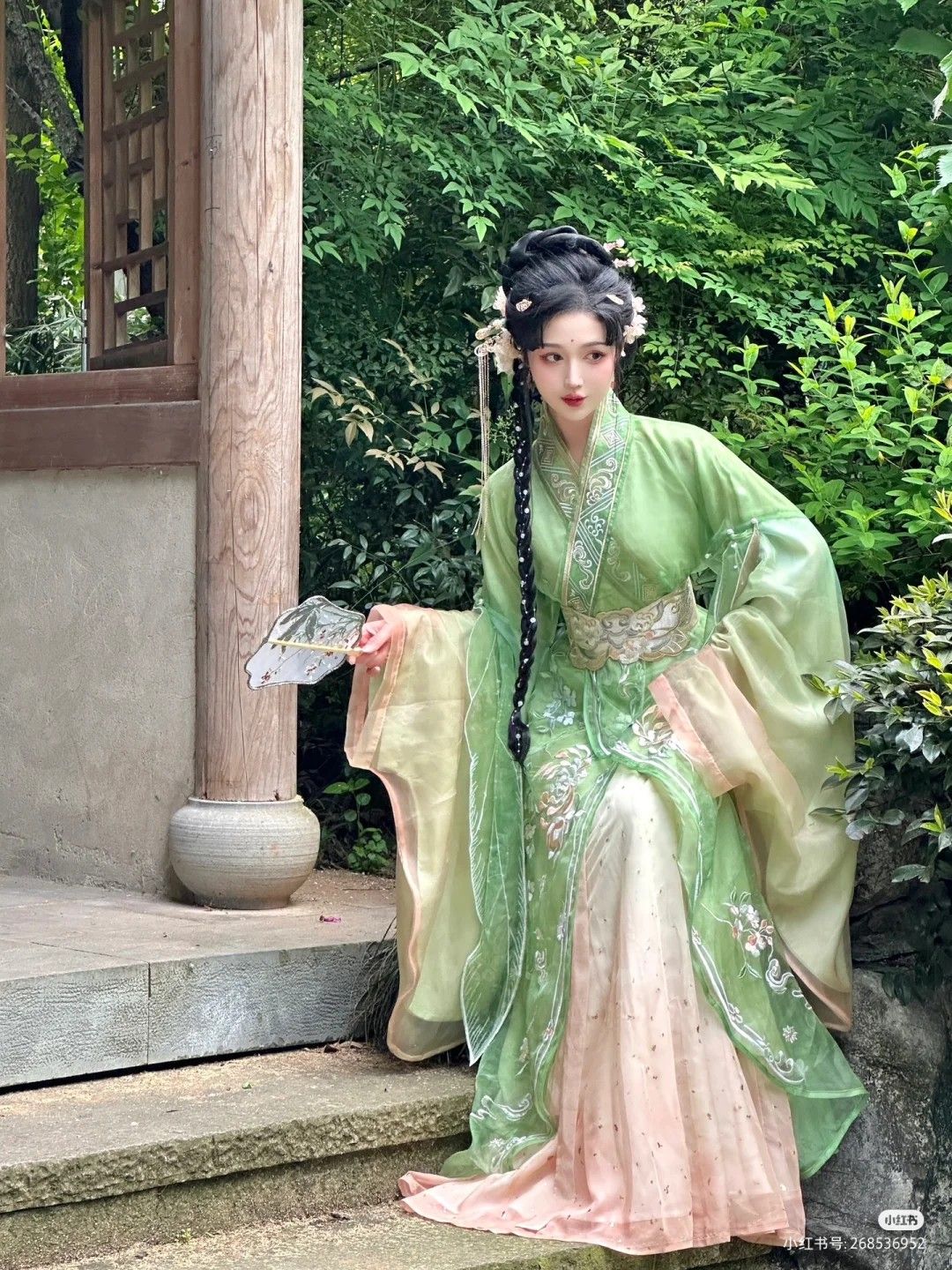 Traditional Chinese Style Blouse and Horseface Skirt:A Fusion of Elegance and Heritage Traditional Chinese Style Blouse and Horseface Skirt:A Fusion of Elegance and Heritage