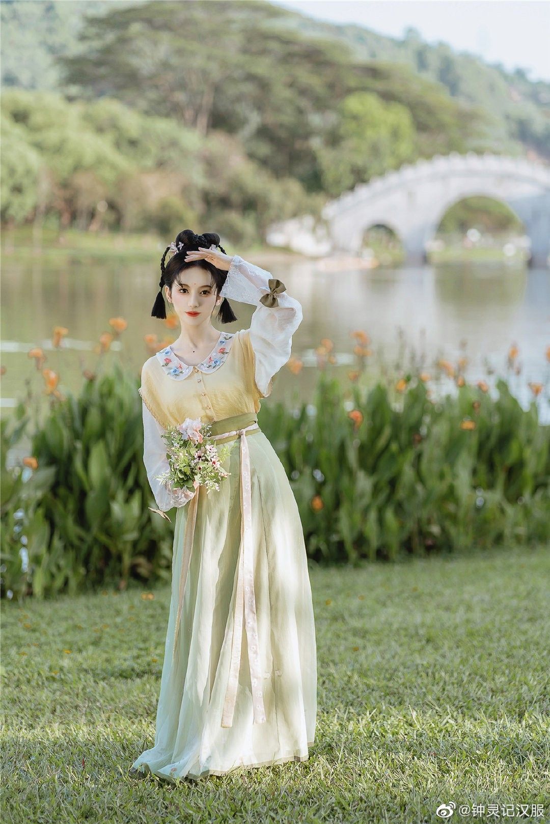 The Elegance of Cheongsam-Style Gowns:A Noblewomans Attire The Elegance of Cheongsam-Style Gowns:A Noblewomans Attire