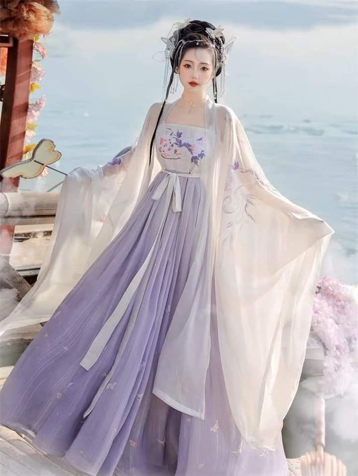 The Charm of Miniature Gorges in Traditional Gown Costumes The Charm of Miniature Gorges in Traditional Gown Costumes