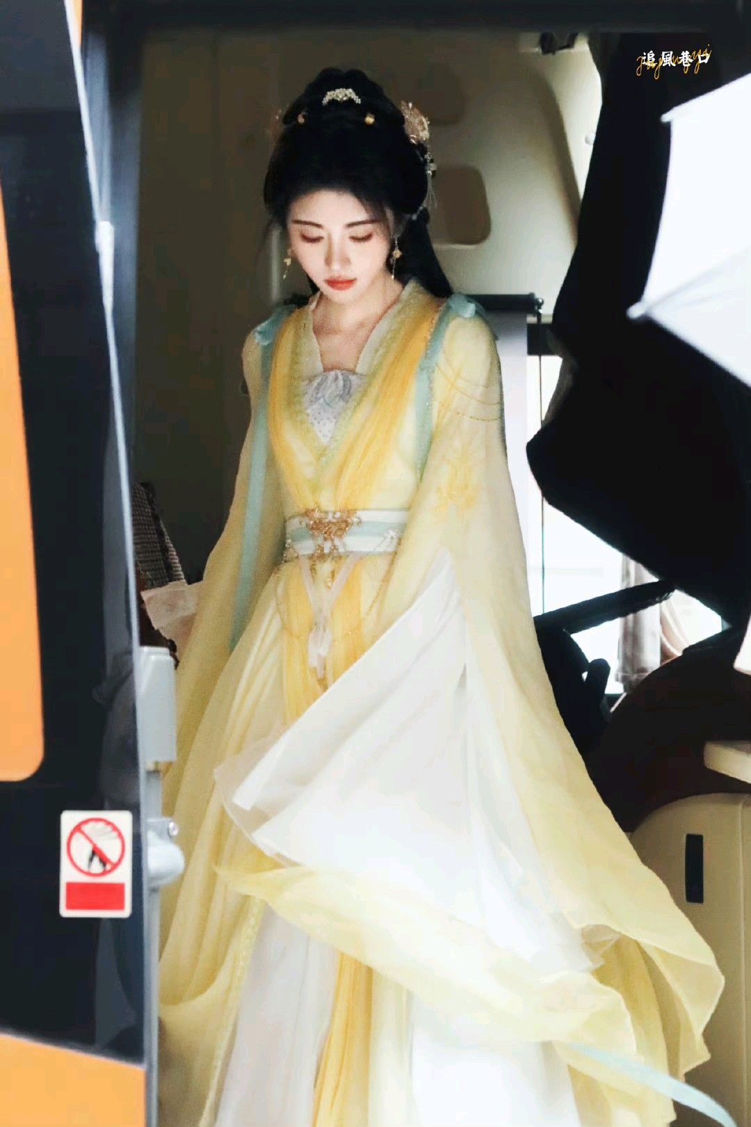 Children in Traditional Hanfu and Oil-Paper Umbrellas:A Cultural Journey Children in Traditional Hanfu and Oil-Paper Umbrellas:A Cultural Journey