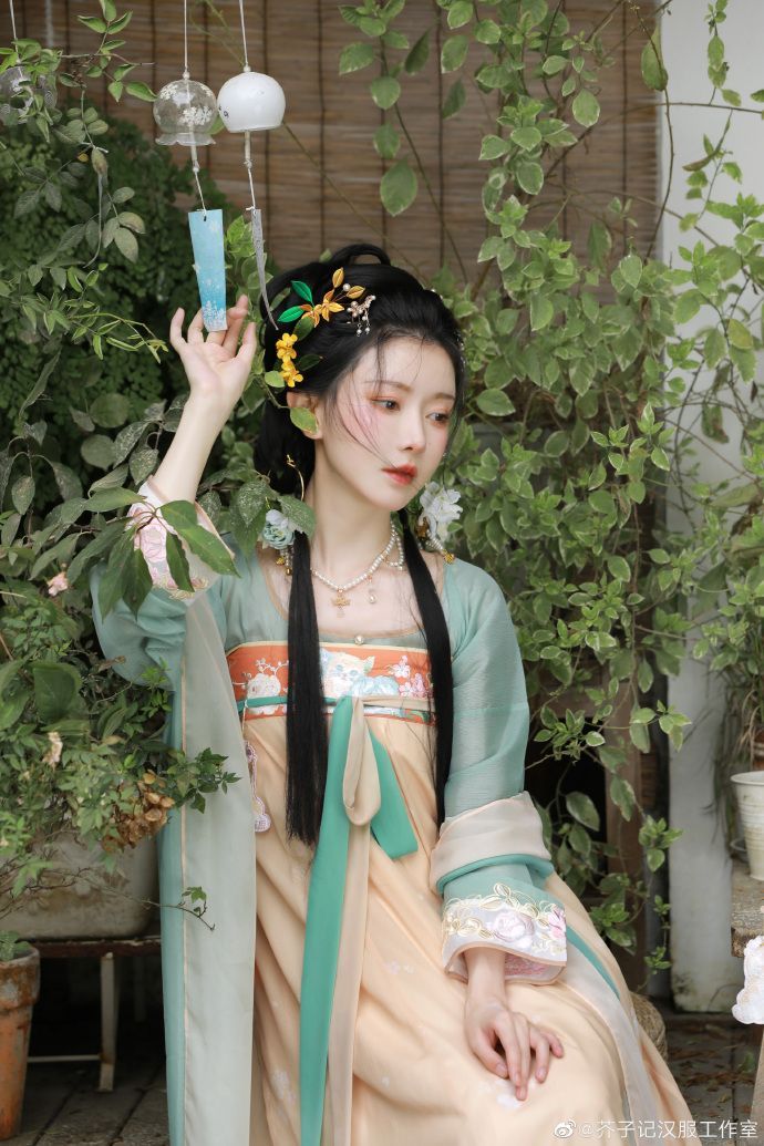 White Elegance:Zhao Silus Hanfu Fashion in the Spotlight White Elegance:Zhao Silus Hanfu Fashion in the Spotlight