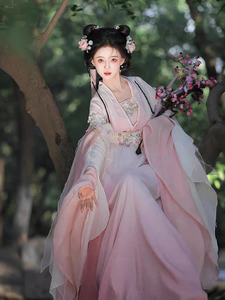 The Splendid Art of the Horseface Skirt with Flower Embroidery The Splendid Art of the Horseface Skirt with Flower Embroidery