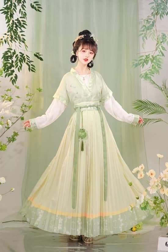Daily Life of a Modern Hanfu Woman Daily Life of a Modern Hanfu Woman