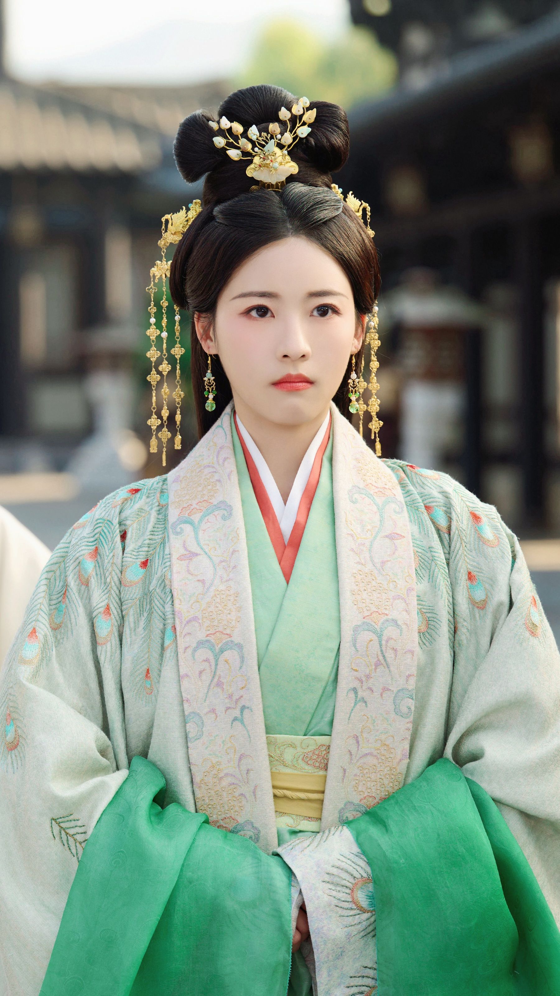 The Revival of English-Style Hanfu:A Blend of Tradition and Modernity The Revival of English-Style Hanfu:A Blend of Tradition and Modernity