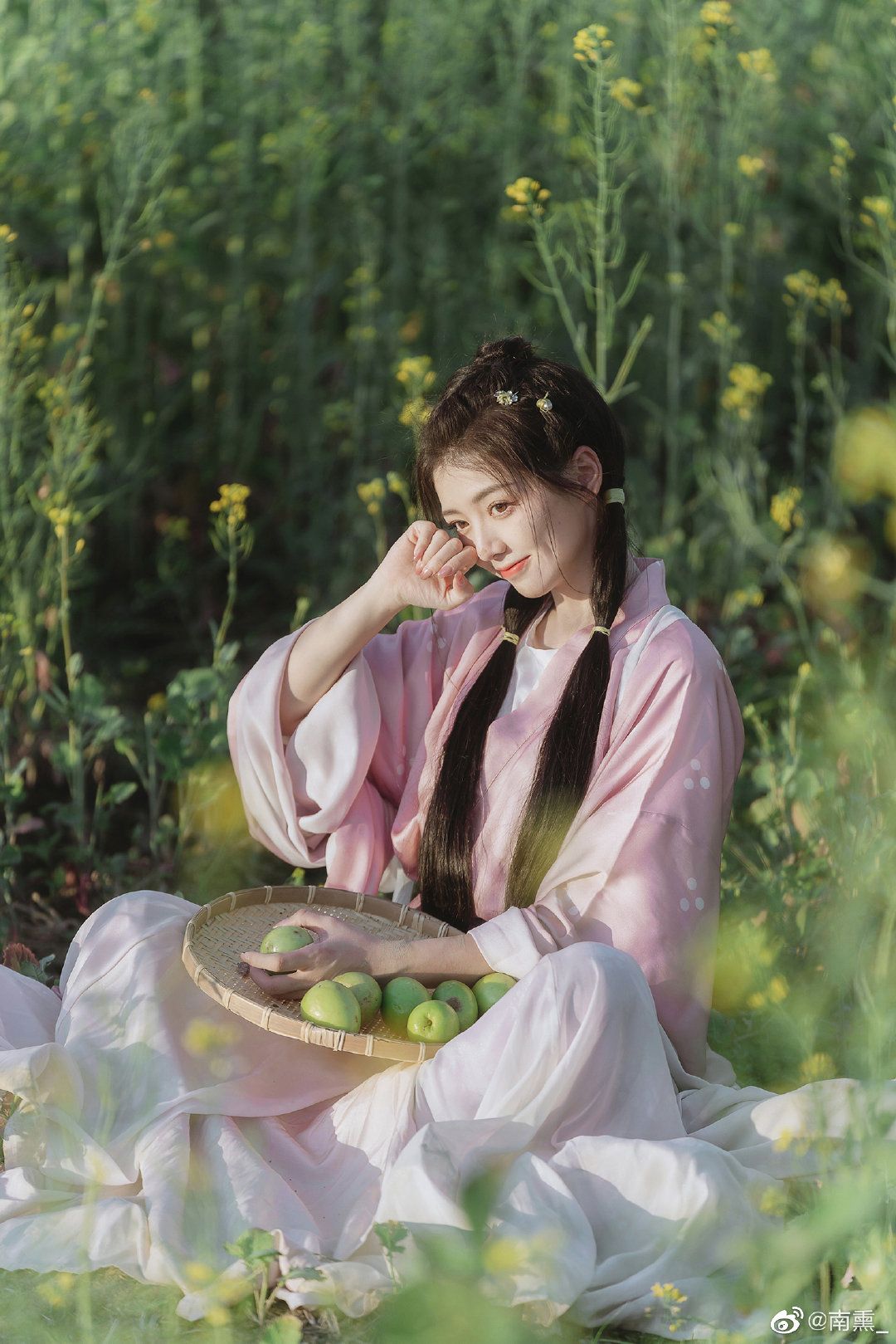 The Charm of Traditional Tang-Style Clothing for Young Girls The Charm of Traditional Tang-Style Clothing for Young Girls
