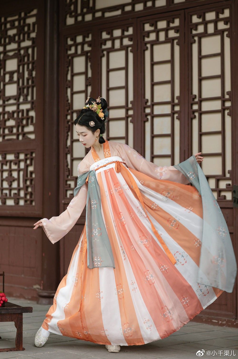 Summer 2023:The Rise of the Long-袖 Quipao Women Summer 2023:The Rise of the Long-袖 Quipao Women