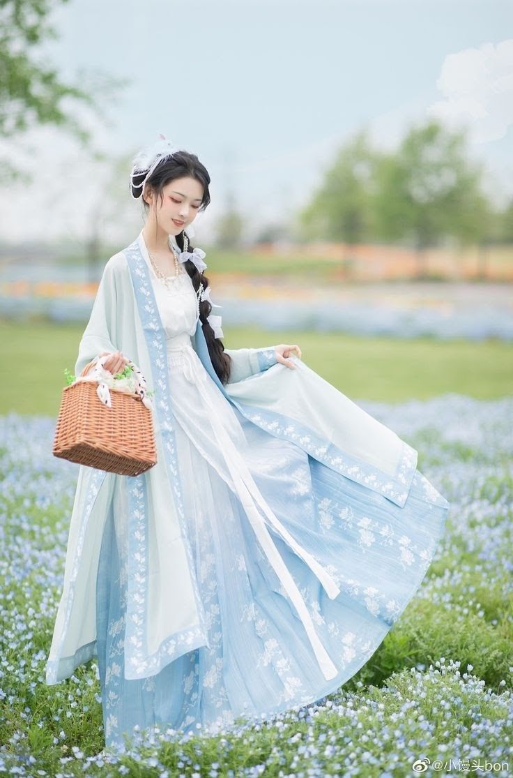 Ten-Year-Old Elementary Girl Embracing the Splendor of Hanfu Fashion Ten-Year-Old Elementary Girl Embracing the Splendor of Hanfu Fashion