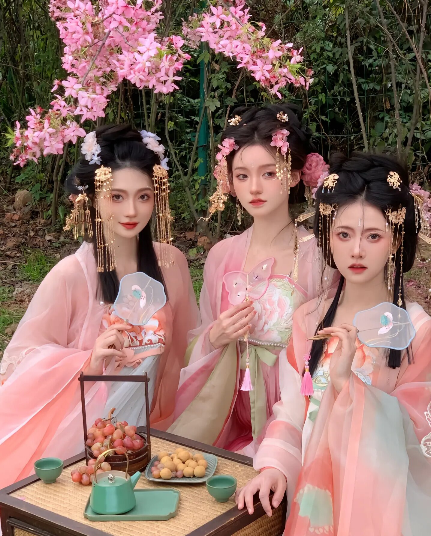 The Splendor of the Flower Concubine in Hanfu,Across the Ethereal Desert The Splendor of the Flower Concubine in Hanfu,Across the Ethereal Desert