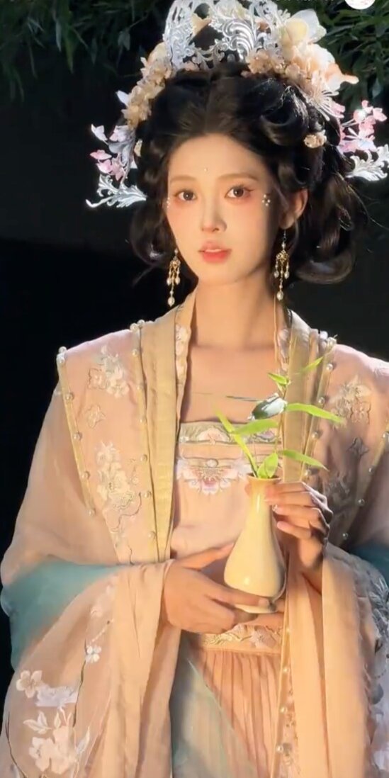 Embroidered Hanfu Skirt Set for Girls:A Blend of Tradition and Elegance Embroidered Hanfu Skirt Set for Girls:A Blend of Tradition and Elegance
