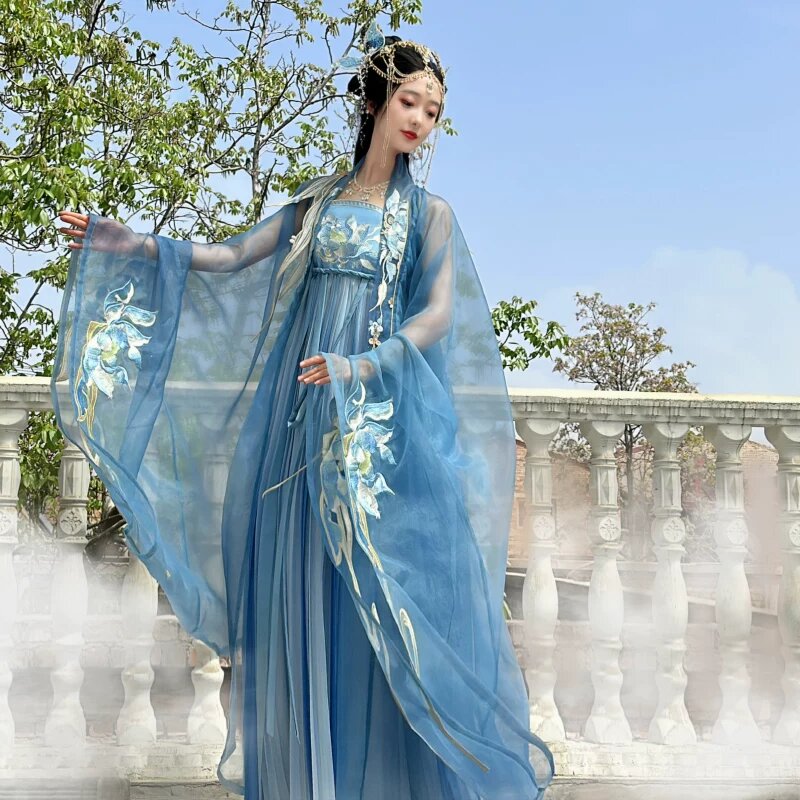 Embracing Modernity in a New Chinese-Style Cheongsam with Fluttering Sleeve Details Embracing Modernity in a New Chinese-Style Cheongsam with Fluttering Sleeve Details