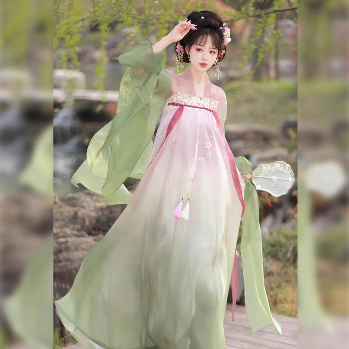Nine-Tailed Hanfu:An Ancient Fashion in Modern Perspective Nine-Tailed Hanfu:An Ancient Fashion in Modern Perspective