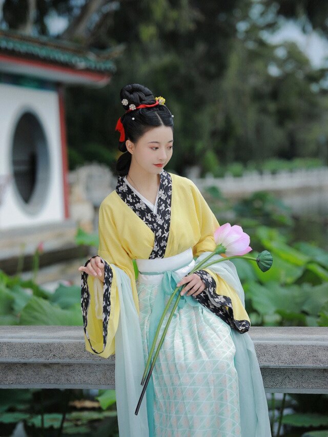 Phoenix Suit:The Magnificent Journey of Hanfu in a Full-Bloomed Splendor Phoenix Suit:The Magnificent Journey of Hanfu in a Full-Bloomed Splendor