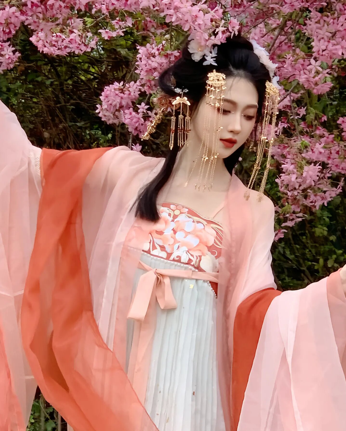 The Authentic Dragon Empress Hanfu:A Guide to Properly Fitting Qiyao Styles The Authentic Dragon Empress Hanfu:A Guide to Properly Fitting Qiyao Styles