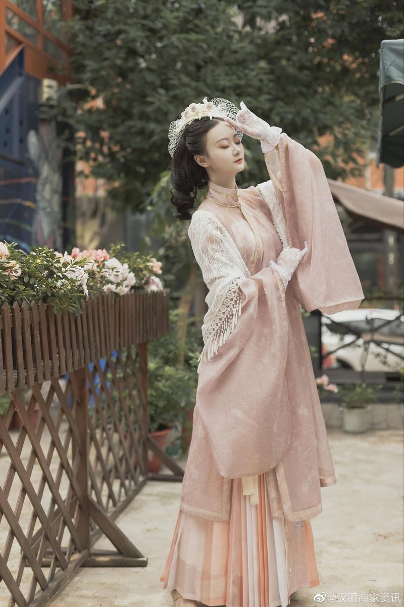 Embracing the Charm of Cheongsam for Short Women:A Guide for 155cm Dwarfs Embracing the Charm of Cheongsam for Short Women:A Guide for 155cm Dwarfs