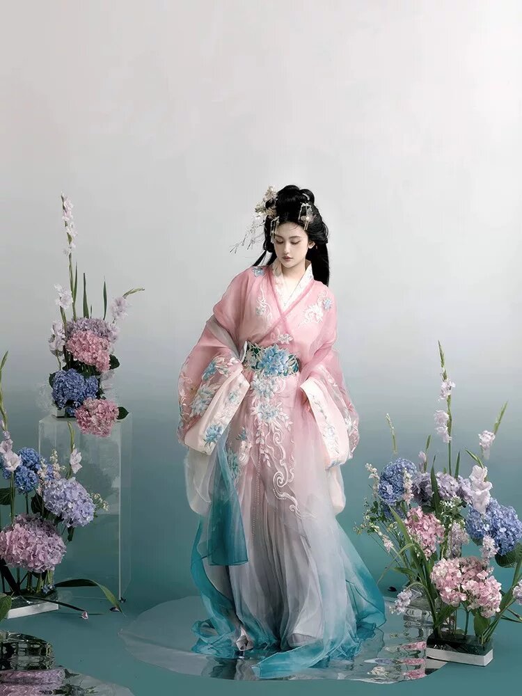 The Revival of Traditional Chinese Hanfu as Annual Costumes The Revival of Traditional Chinese Hanfu as Annual Costumes