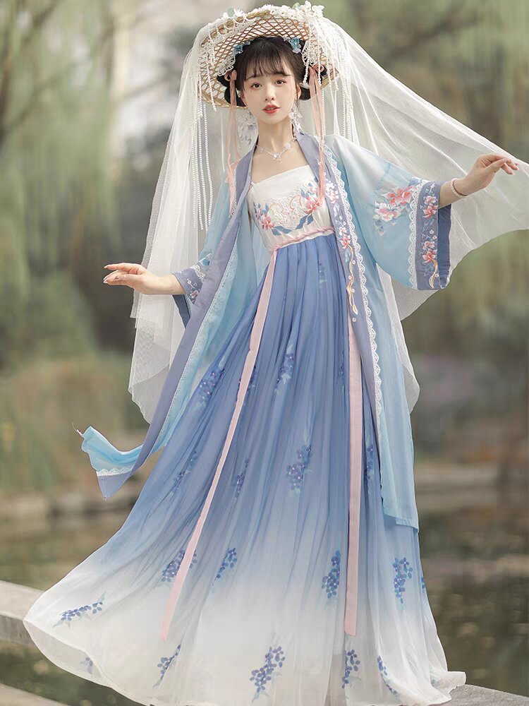 The Elegance of Cheongsam,Shawl,and Jacket:A Blend of Traditional and Modern Fashion The Elegance of Cheongsam,Shawl,and Jacket:A Blend of Traditional and Modern Fashion