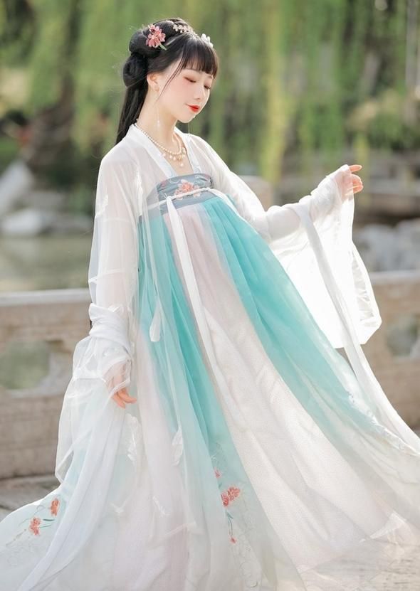 Red Cheongsam:Embracing Traditional Chinese Style in Modern Celebration Red Cheongsam:Embracing Traditional Chinese Style in Modern Celebration
