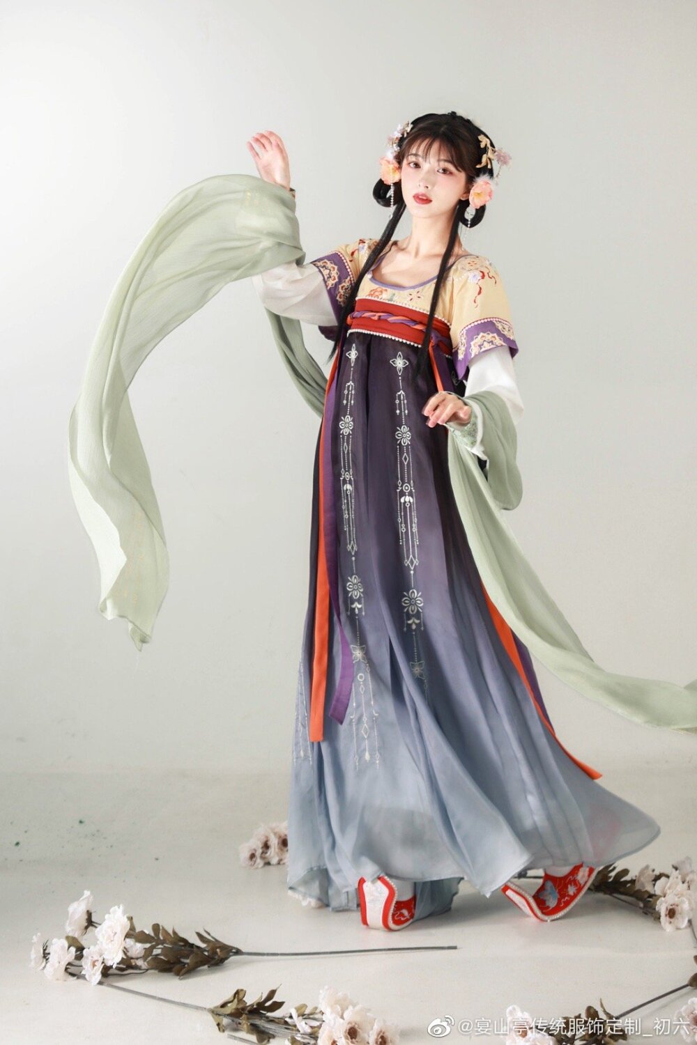 Winter Children in Chinese Hanfu Dunpeng:A Look into the World of Traditional Elegance for Girls Winter Children in Chinese Hanfu Dunpeng:A Look into the World of Traditional Elegance for Girls