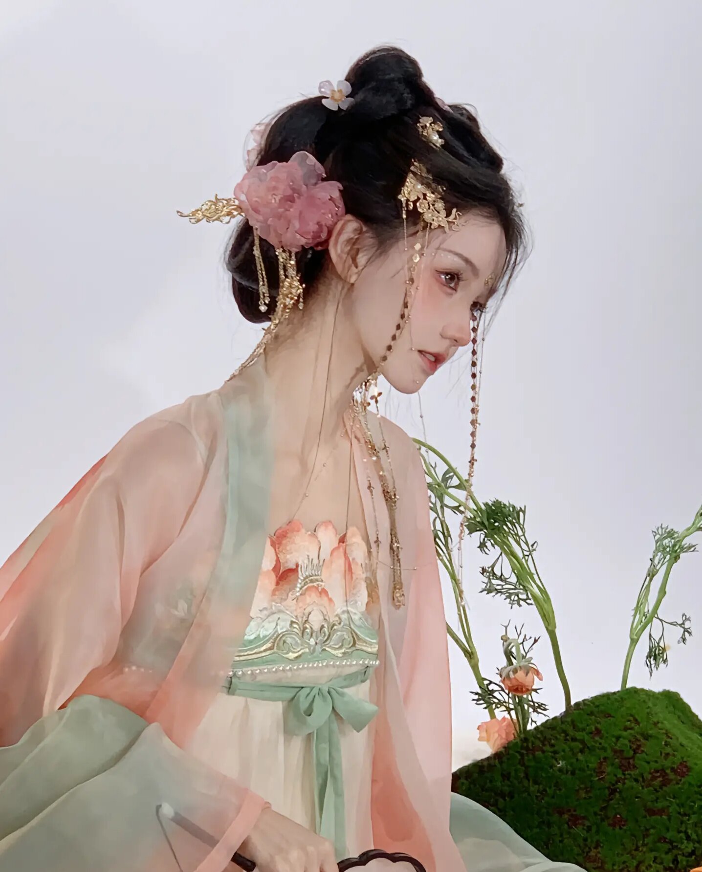 Red Cheongsam with a Cape for Short Girls:Embracing the Traditional Beauty Red Cheongsam with a Cape for Short Girls:Embracing the Traditional Beauty