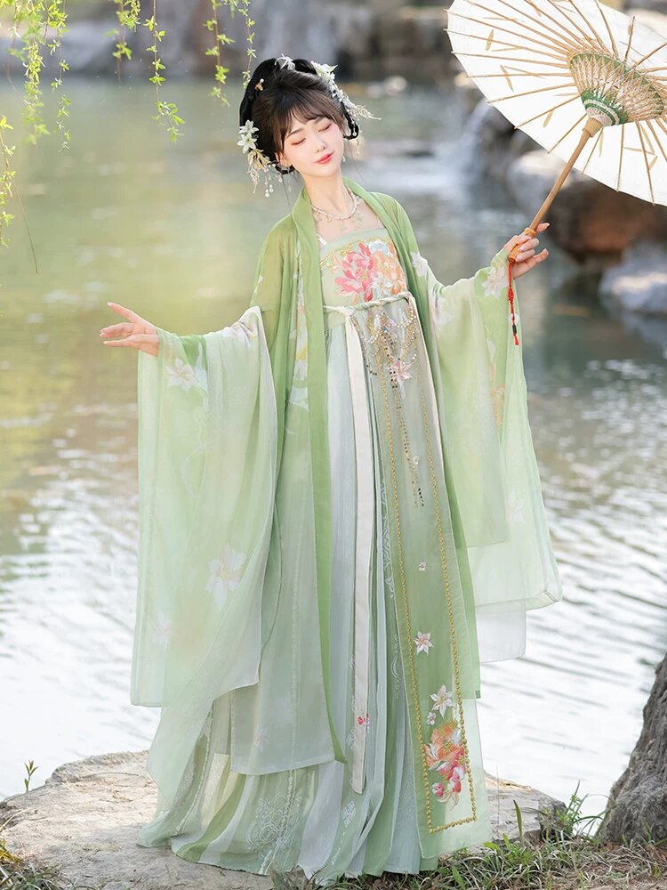 Cheongsam Success:Young Student Triumphs in the Mid-Year Exam Cheongsam Success:Young Student Triumphs in the Mid-Year Exam