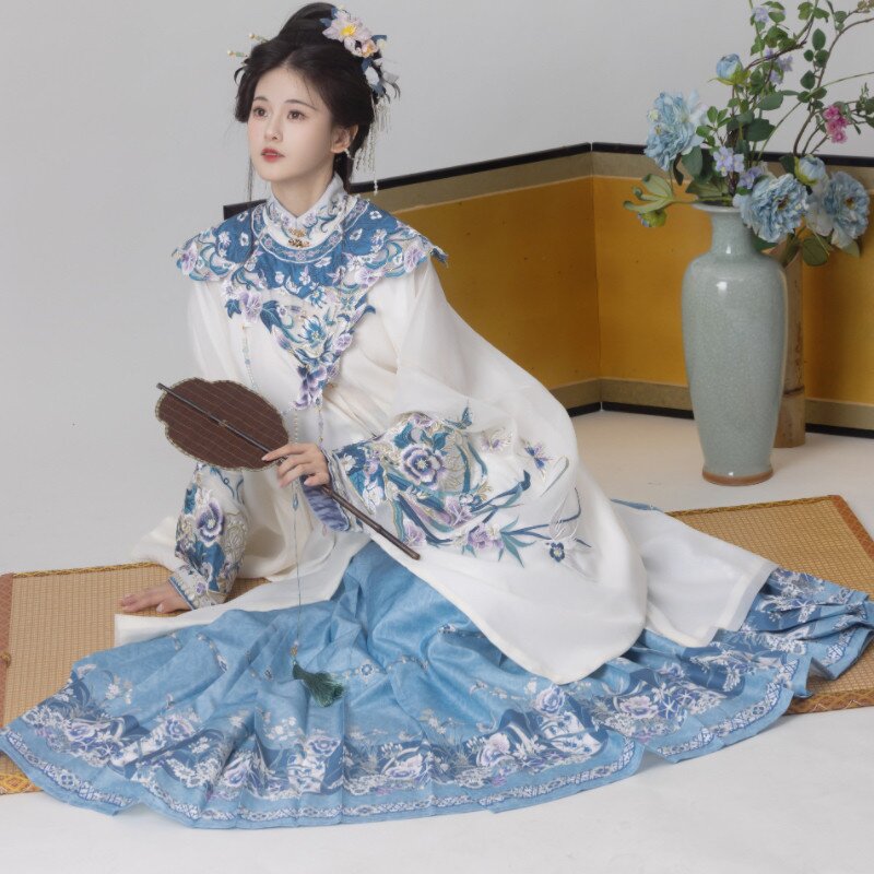 The Journey of a Junior Schoolgirl into the World of Hanfu Traditional Chinese Clothing) The Journey of a Junior Schoolgirl into the World of Hanfu Traditional Chinese Clothing)