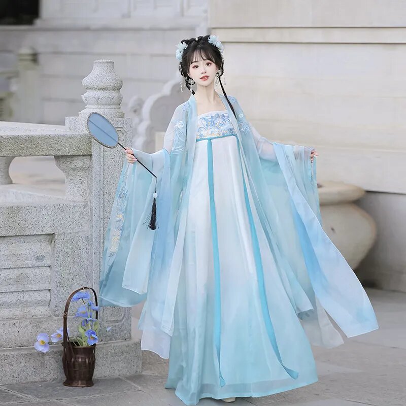 Petite Power:The Allure of Qipao for a Chinese New Year Celebration Petite Power:The Allure of Qipao for a Chinese New Year Celebration