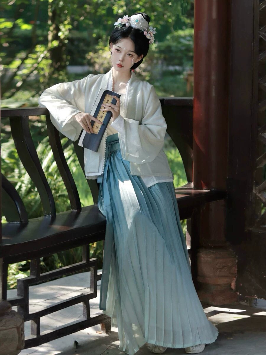 The Splendor of Hanfu in the Wei and Jin Dynasties:A Journey into Ancient Countryside Elegance The Splendor of Hanfu in the Wei and Jin Dynasties:A Journey into Ancient Countryside Elegance