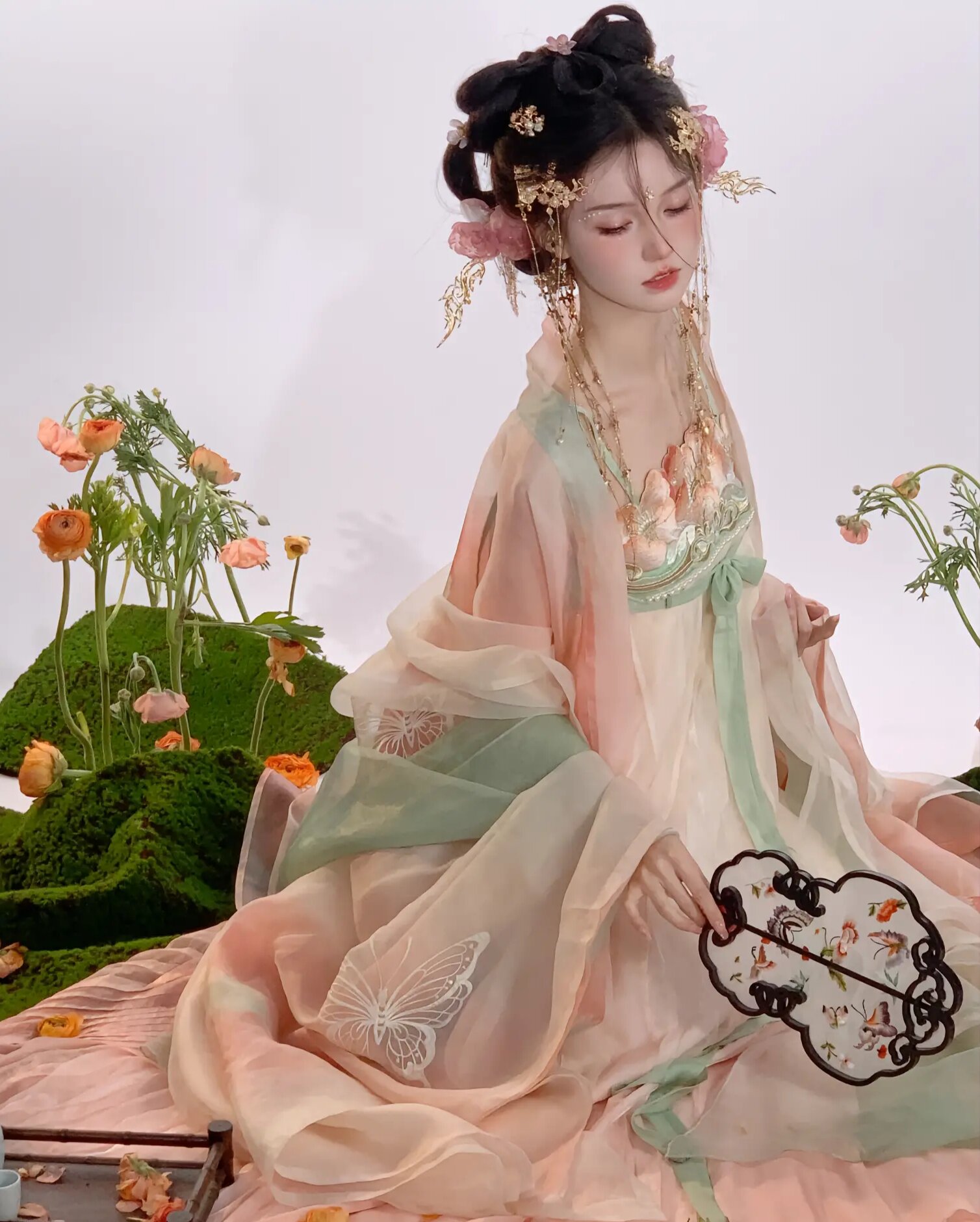 Embracing Modern Elegance:The Evolution of Traditional Cheongsam into Neo-Chinese Chic in Black Embracing Modern Elegance:The Evolution of Traditional Cheongsam into Neo-Chinese Chic in Black