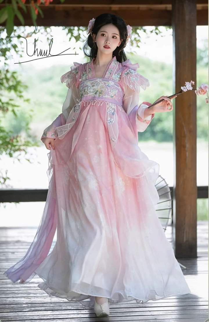 Pavilion of Horseface Skirt:Chinese Fashion for Young Girls Pavilion of Horseface Skirt:Chinese Fashion for Young Girls