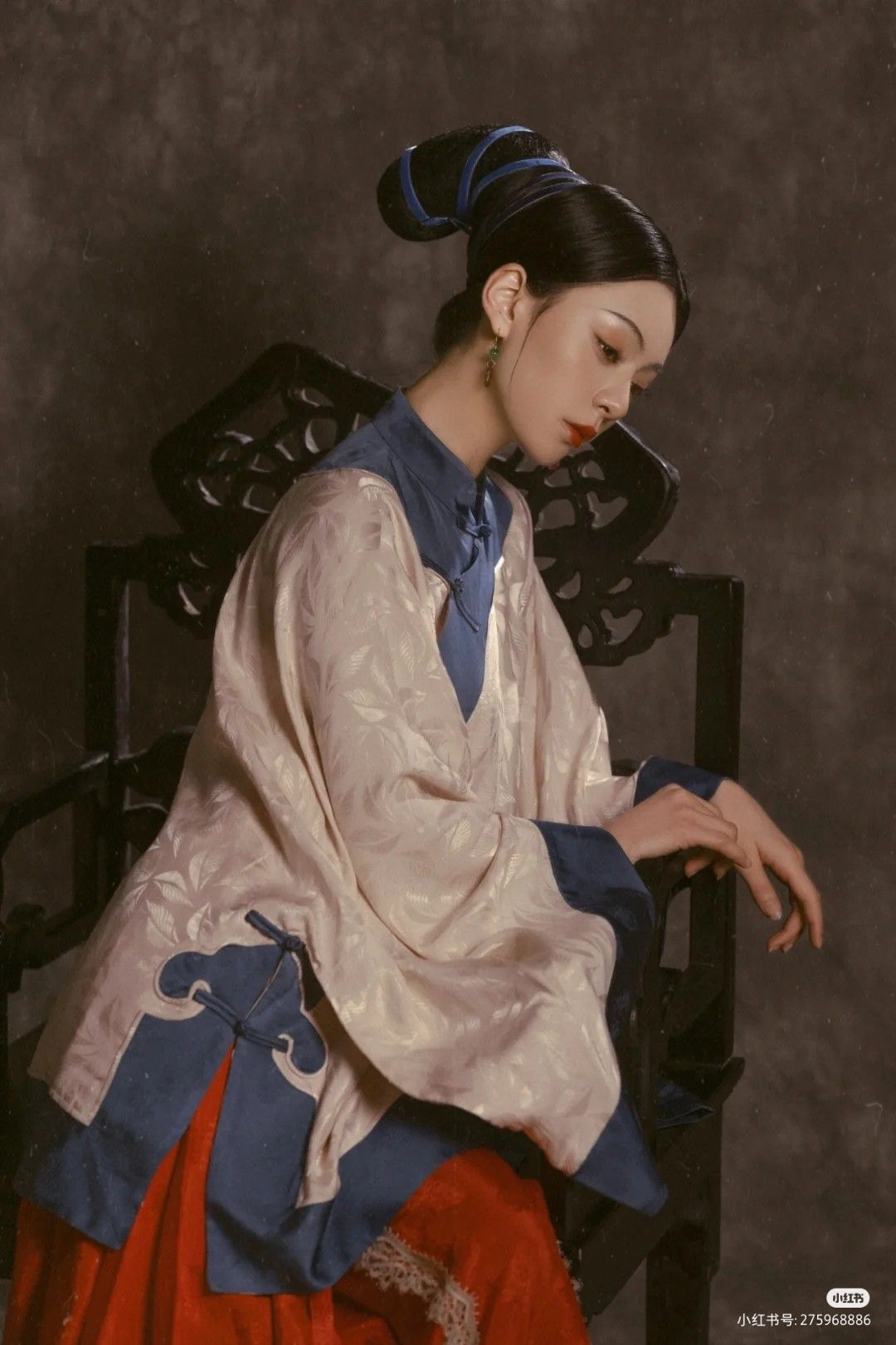 Reinventing the Cheongsam:The Short-Length Flag袍 in 2025 Reinventing the Cheongsam:The Short-Length Flag袍 in 2025