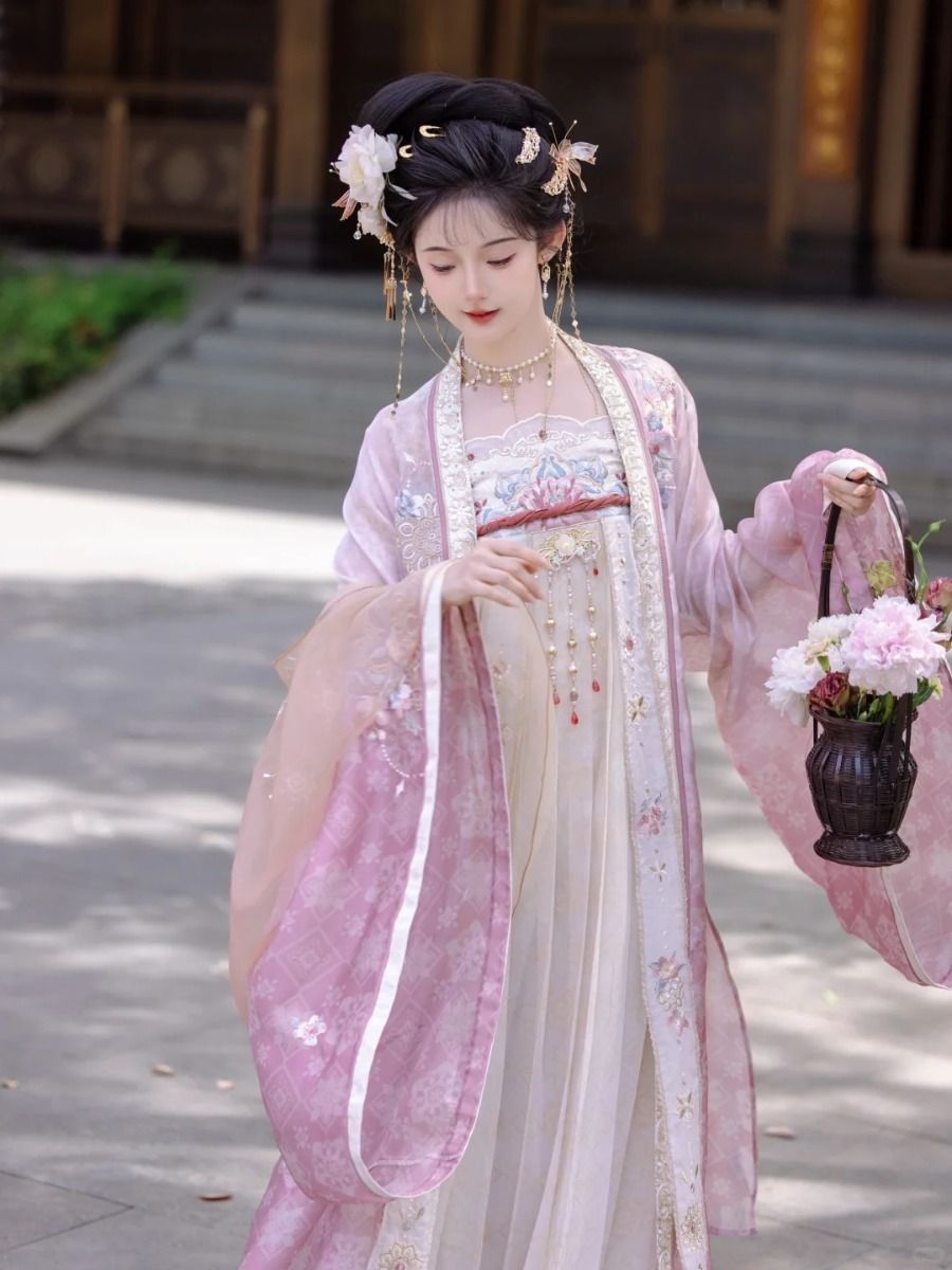 The Splendor of Blue Embroidery on Traditional Hanfu Shoes The Splendor of Blue Embroidery on Traditional Hanfu Shoes