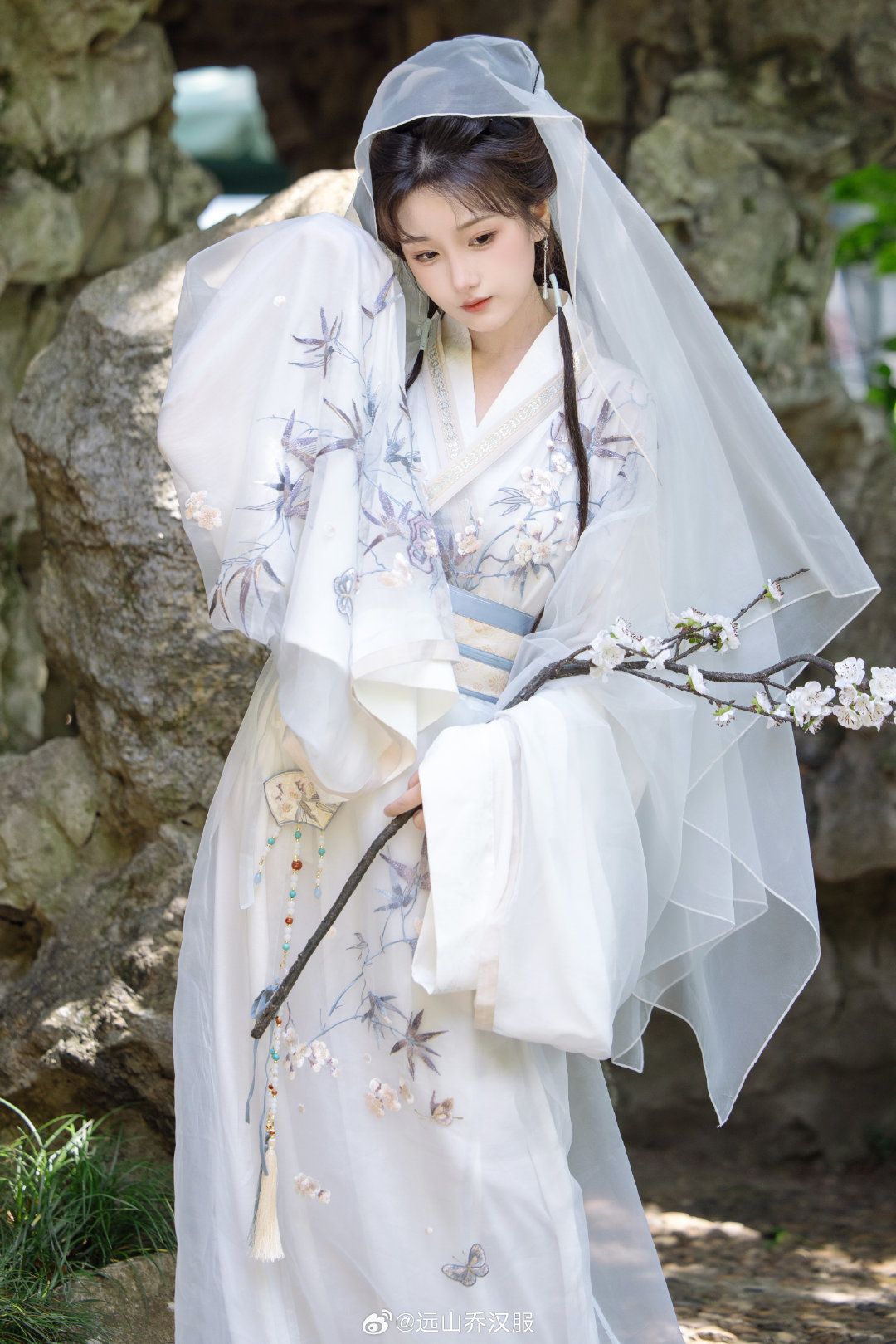 Embracing Modernity in the Classic Cheongsam:The Evolution of Womens Skirt Qipao Embracing Modernity in the Classic Cheongsam:The Evolution of Womens Skirt Qipao