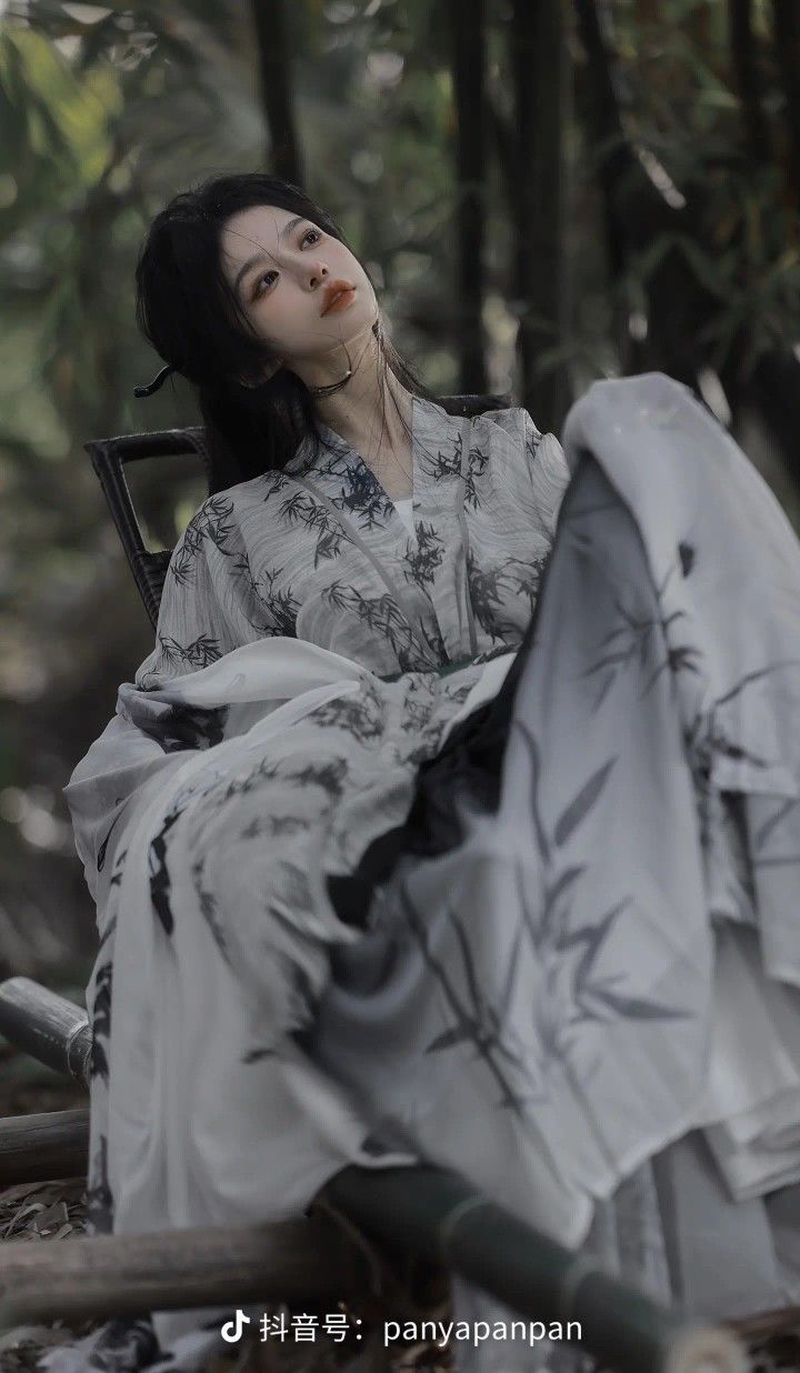 Spring and Autumn Fashion for Little Girls in Traditional Hanfu Costumes Spring and Autumn Fashion for Little Girls in Traditional Hanfu Costumes