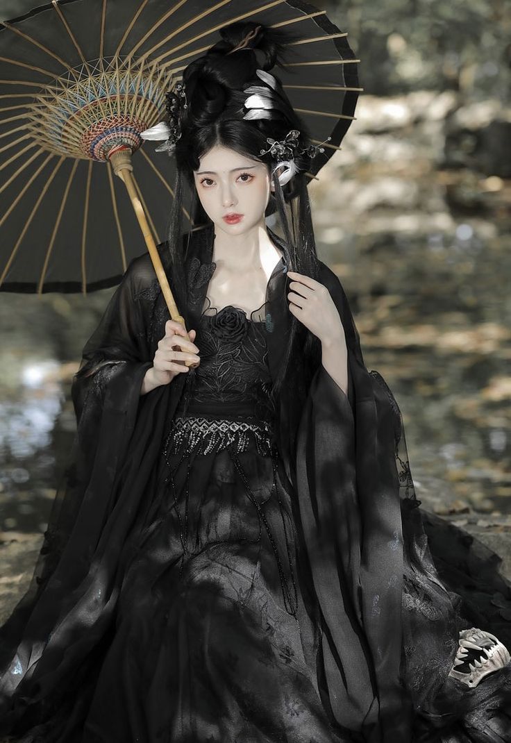 Embracing the Seductive Short Cheongsam:A Glance into its Expressive Appeal Embracing the Seductive Short Cheongsam:A Glance into its Expressive Appeal