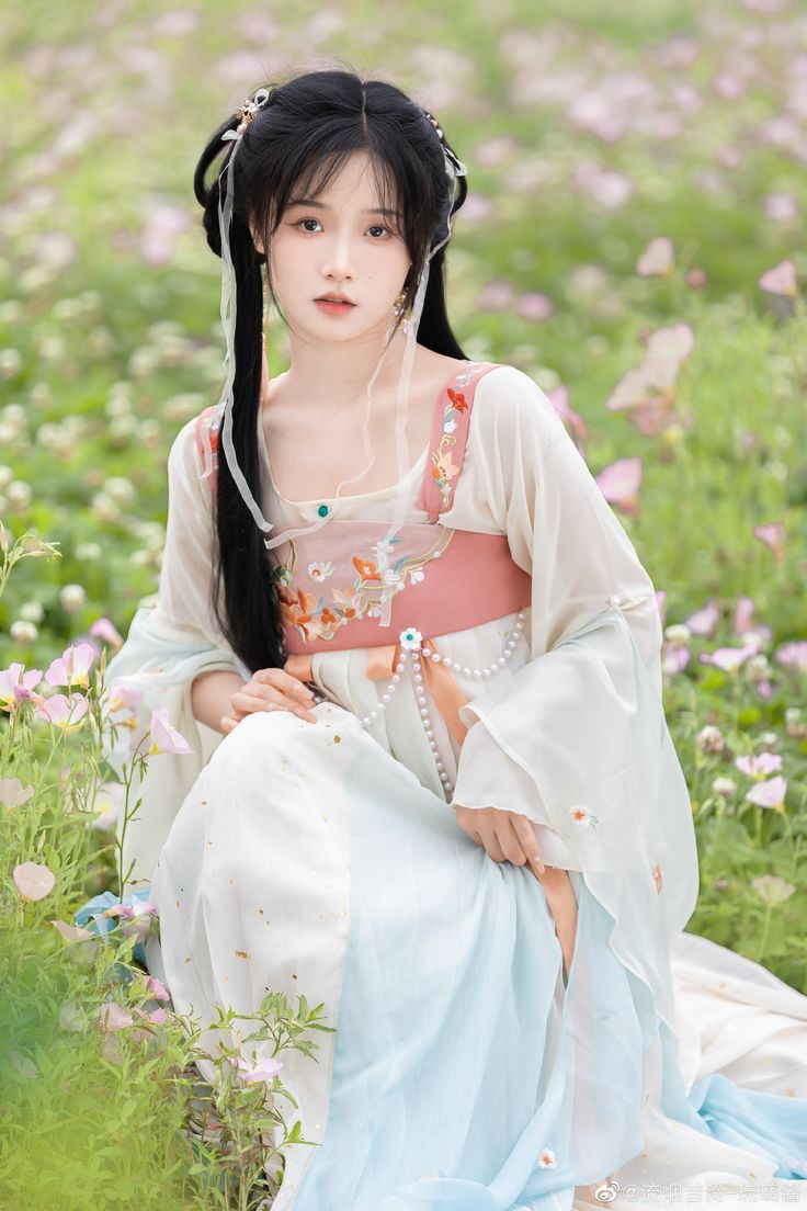 Innovating Qipao with Xiangyunsha Silk:The New Generation of Traditional Elegance Innovating Qipao with Xiangyunsha Silk:The New Generation of Traditional Elegance