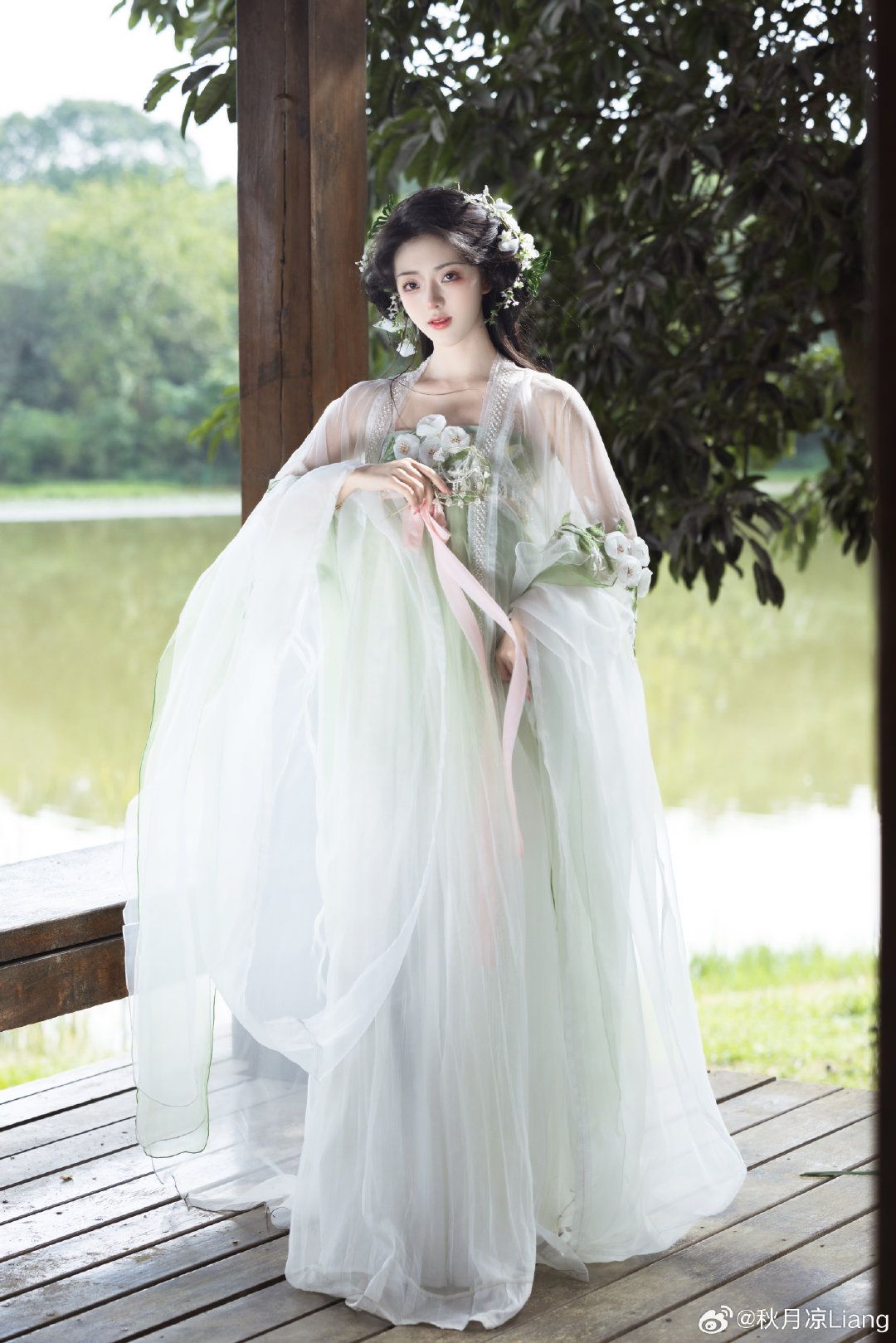 Low-Cut Cheongsam:Embracing the Beauty of a Slightly Curvier Figure Low-Cut Cheongsam:Embracing the Beauty of a Slightly Curvier Figure