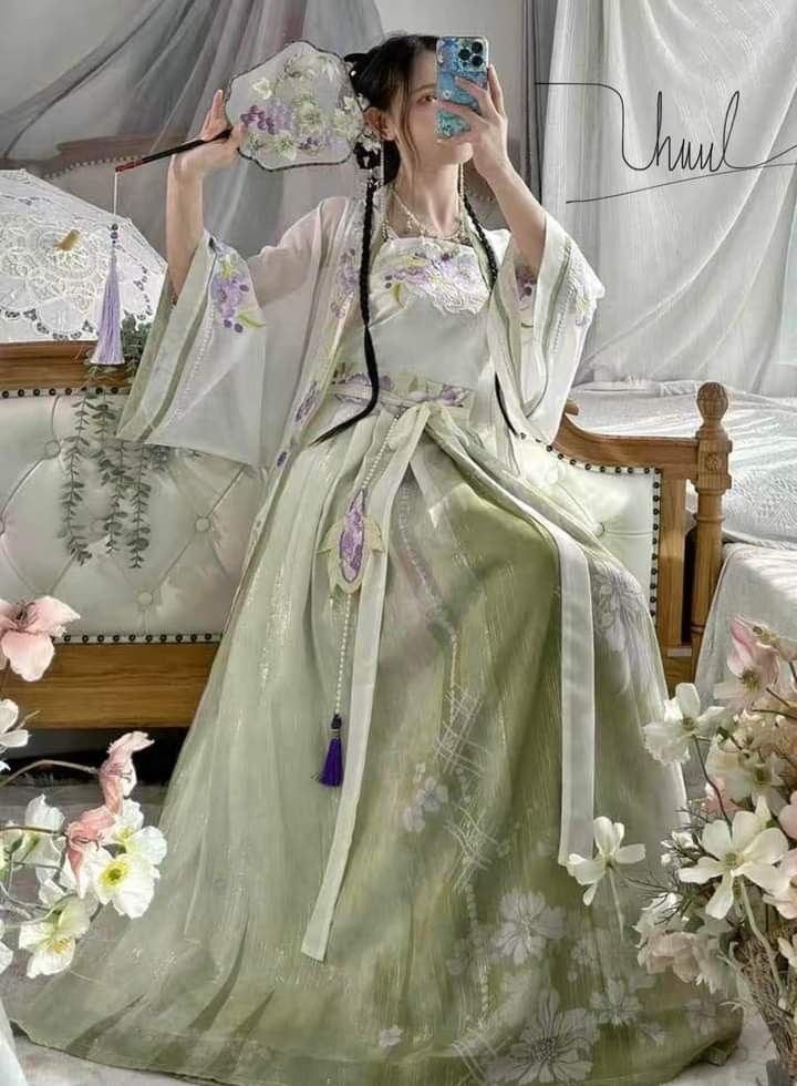 Modernizing the Classic White Cheongsam:Embracing Traditional Elegance with Modern Innovations Modernizing the Classic White Cheongsam:Embracing Traditional Elegance with Modern Innovations
