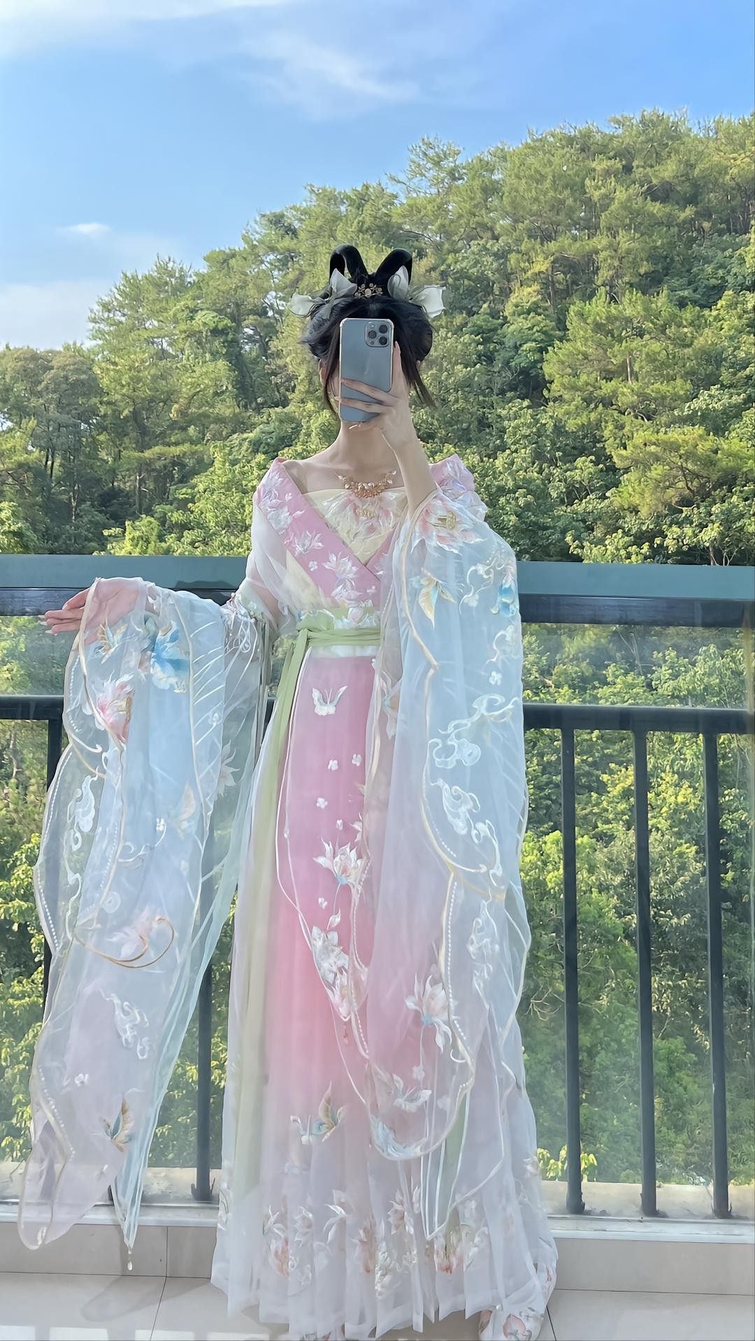 The Evolution of Hanfu Fashion:The Subtle Charm of Underslung Camisoles The Evolution of Hanfu Fashion:The Subtle Charm of Underslung Camisoles