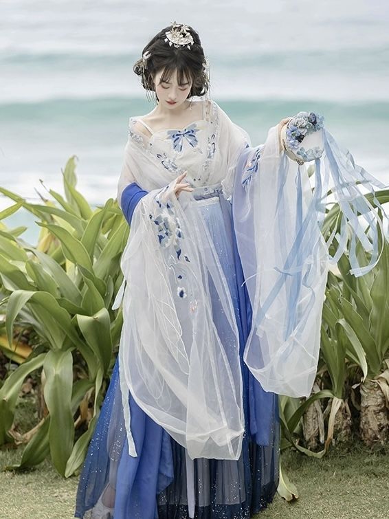 The Splendor of Nine-Tailed Hanfu:A Closer Look at the Waisted Design The Splendor of Nine-Tailed Hanfu:A Closer Look at the Waisted Design