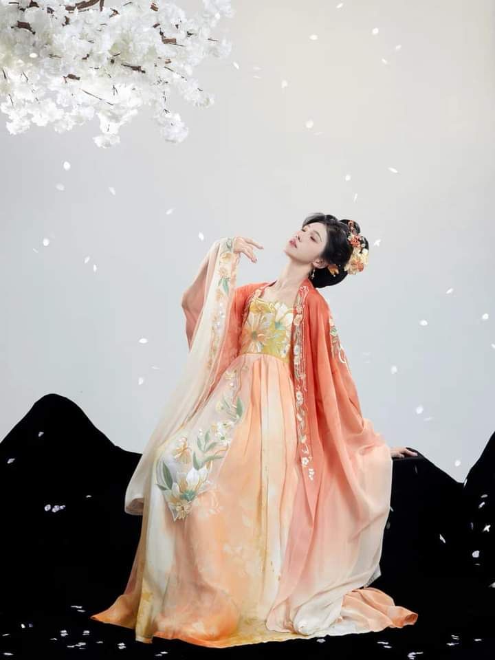 Summer Revival of Cheongsam:The Art of Traditional Embroidery Summer Revival of Cheongsam:The Art of Traditional Embroidery