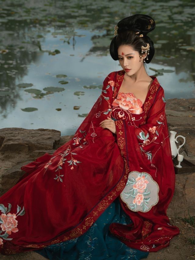 The Revival of Hanfu:Exploring the Beauty of Silk in Traditional Chinese Fashion The Revival of Hanfu:Exploring the Beauty of Silk in Traditional Chinese Fashion