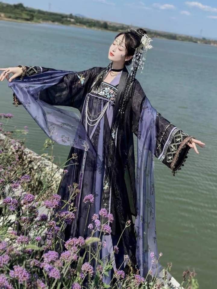 Ethereal Elegance of Traditional Hanfu Headwear with Cascading Tassel Detail Ethereal Elegance of Traditional Hanfu Headwear with Cascading Tassel Detail