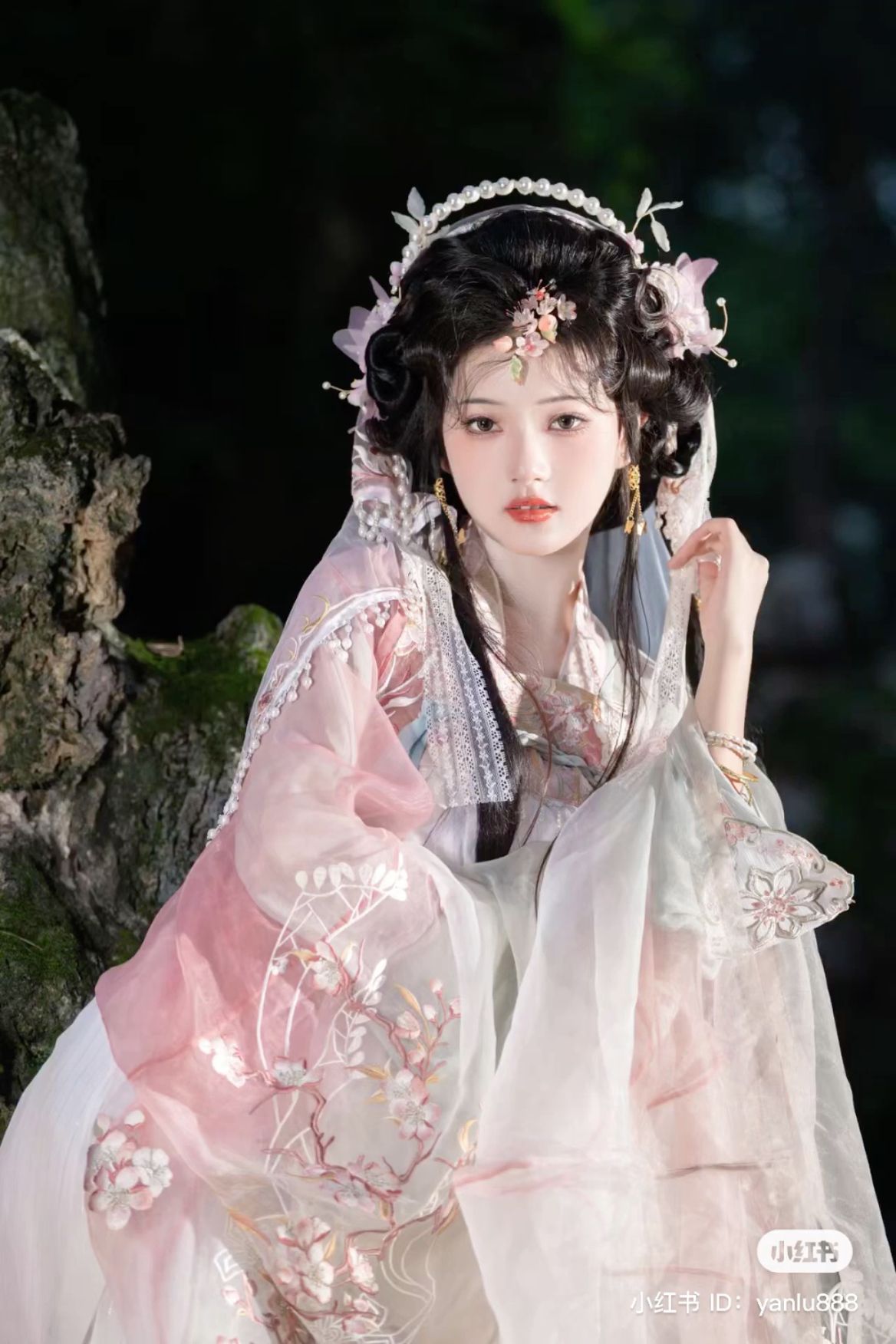 Elegant Hanfu Womens Outerwear:A Journey into Traditional Chinese Beauty Elegant Hanfu Womens Outerwear:A Journey into Traditional Chinese Beauty