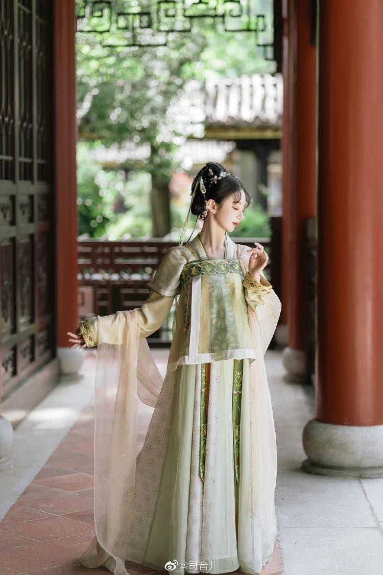 The Elegance of a Slenderizing Cheongsam Woman The Elegance of a Slenderizing Cheongsam Woman
