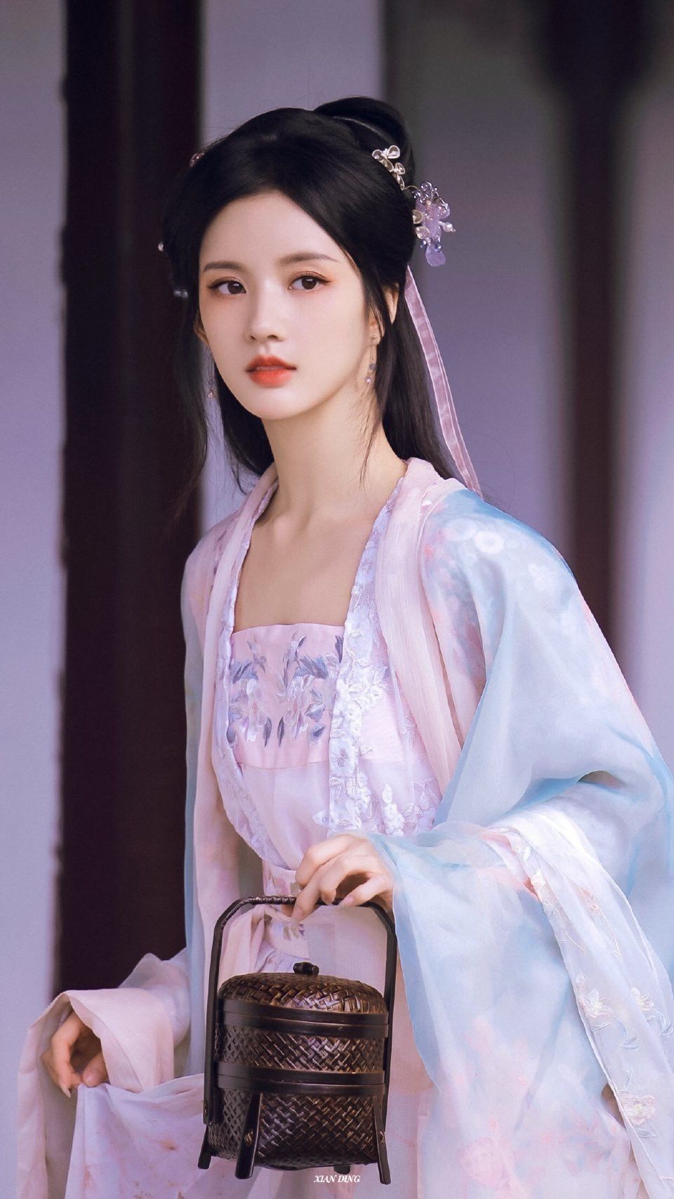 Elegance of the Past:The Xi Guang Beauty in Traditional Hanfu Fashion Elegance of the Past:The Xi Guang Beauty in Traditional Hanfu Fashion