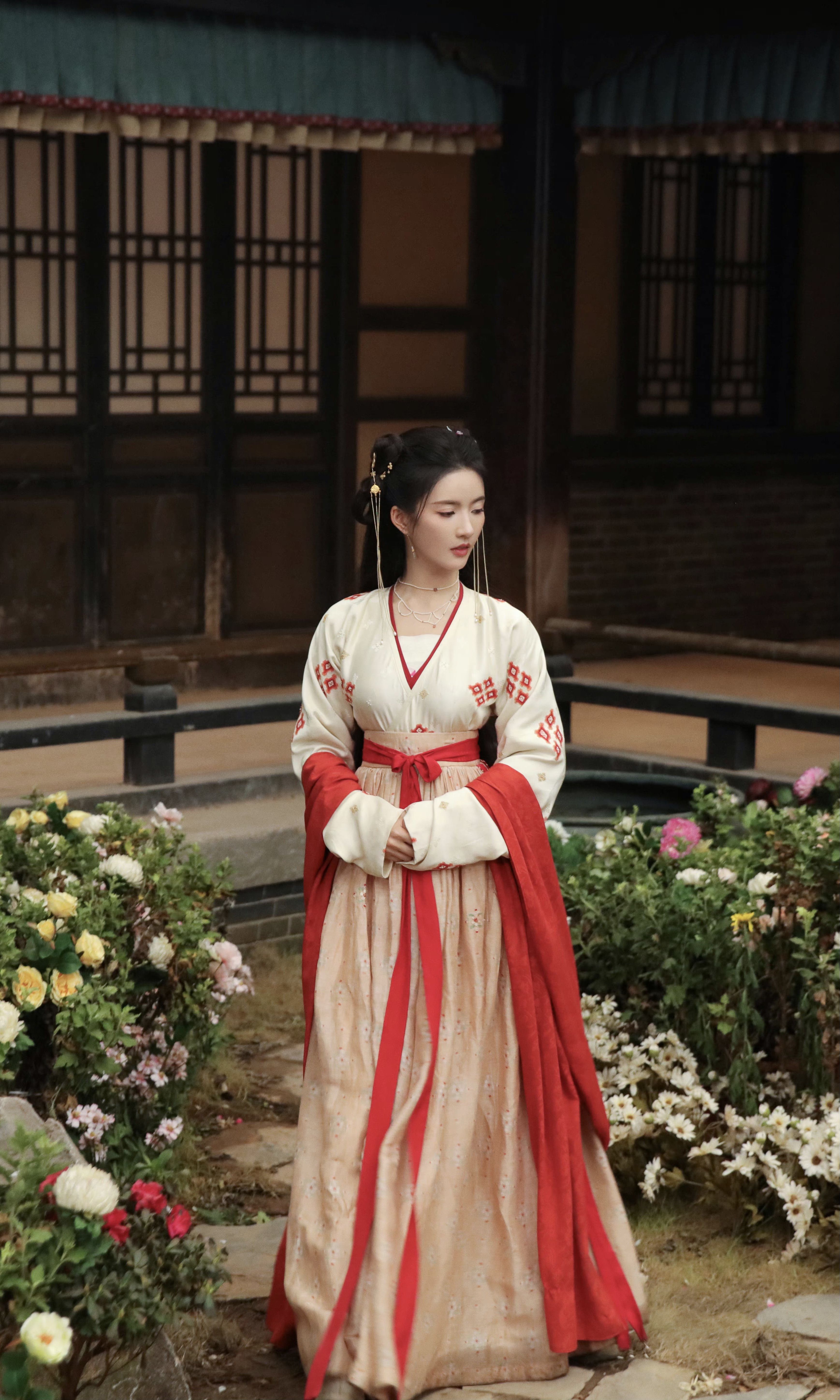 Dark Dominance of the Hanfu:The Rise of the Gothic Elegance in Traditional Chinese Clothing Dark Dominance of the Hanfu:The Rise of the Gothic Elegance in Traditional Chinese Clothing